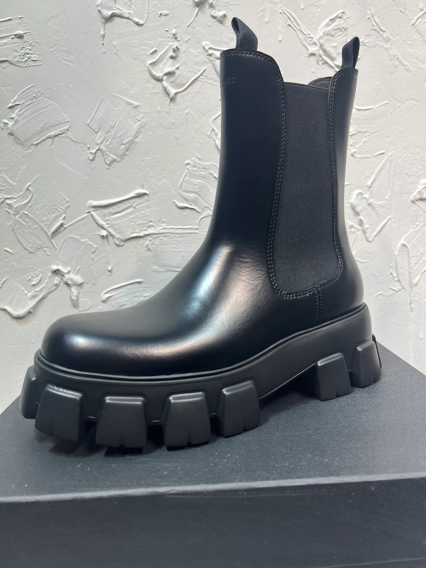 Men's shoes 💰940💰🔥🔥🔥 Upgraded version 2025 new prada Prada triangular enamel logo boots, round-toe elastic Martin boots, original one-to-one development, outsole one-to-one private molding, the fabric is made of imported open edge beads, lining cowhide, foot pad cowhide, sole height 5cm, outsole original rubber foam sole, full package, code number 39-46